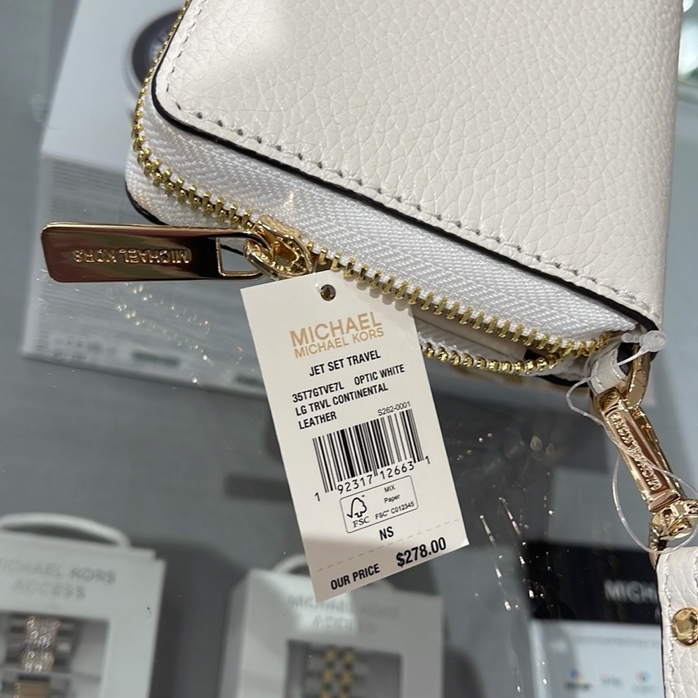 MICHAEL KORS LARGE TRAVEL CONTINENTAL WRISTLET WALLET OPTIC WHITE COLOR - Picture 8 of 16